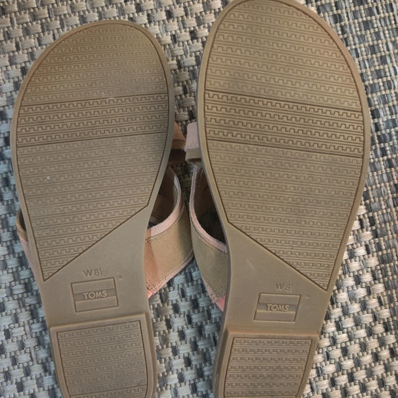 2 pairs of Toms sandals - Picture 4 of 7